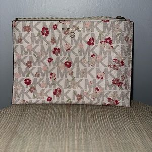 Michael kor wristlet wallet perfect for any going out!!